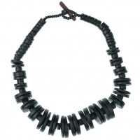 UG175-01 Колье из плоских пластинок, цвет чёрный